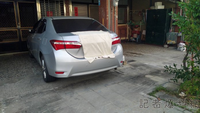 鬼月避邪? 中興新村驚見整條路蓋住車牌 77 66.2 9 | 社會 社會 記者爆料網