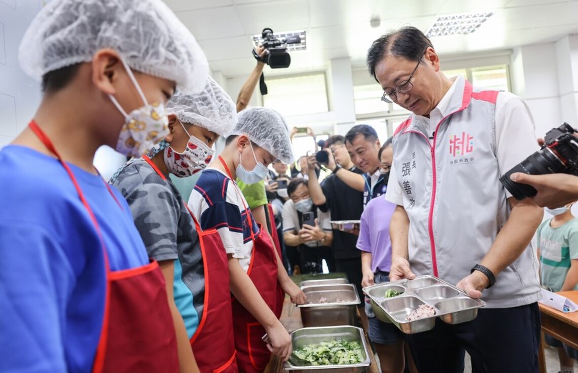 開學日!桃市免費營養午餐調高補助 張善政:提升菜色品質、讓小朋友健康又滿意