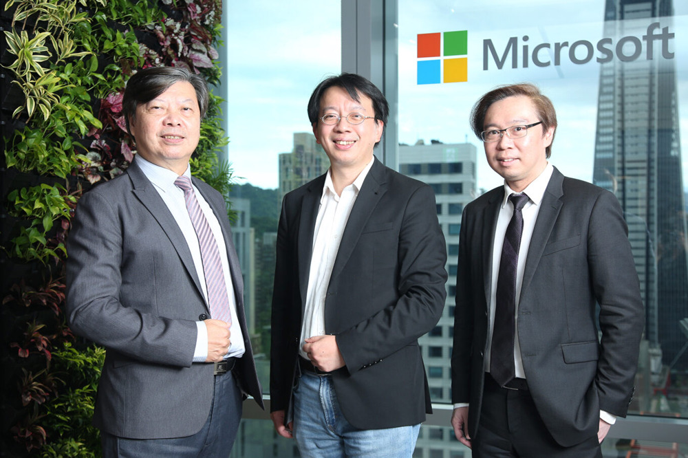 ▲左起為台灣微軟商務事業群總經理李光耀、台灣晶技資通安全部經理蘇惠群、Electrum Cloud 蔚藍雲策略諮詢總監黎嘉龍合影。(圖/蔚藍雲提供)