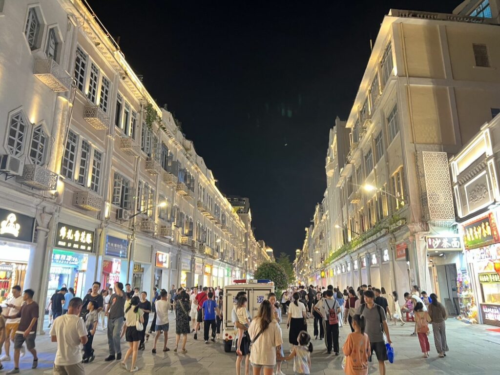 廈門中山路人潮十分多，還可以看到有警車在巡邏，確保遊客的安全