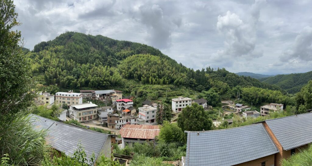 從半山腰看白水村，大部分房屋都己經是鋼筋水泥房，居住起來非常舒適