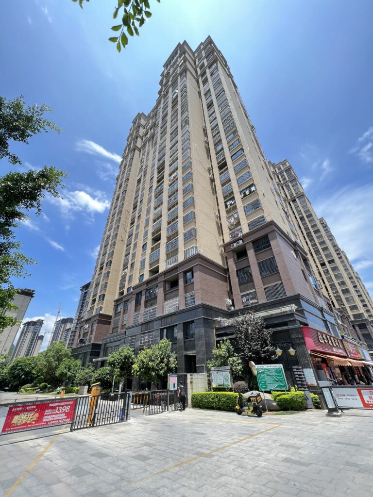 小區大樓35層左右，親人住在34層樓，社區人車分道，24小時保全，進出刷臉，樓下就有商店和餐館
