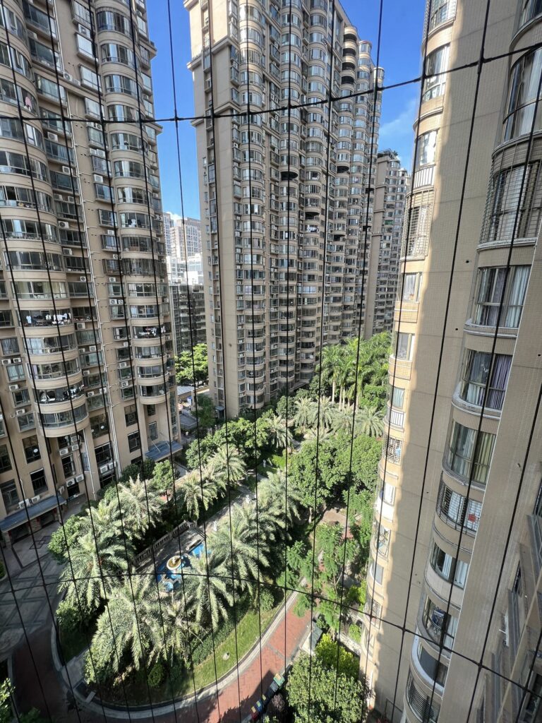 另一位親人住在四線城市中心的小區，規劃完善，生活機能及交通方便