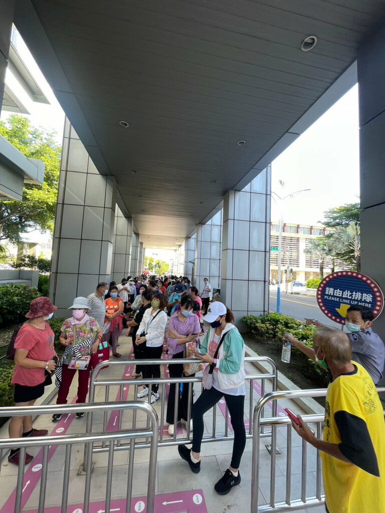 滿千送百吸引滿滿人潮