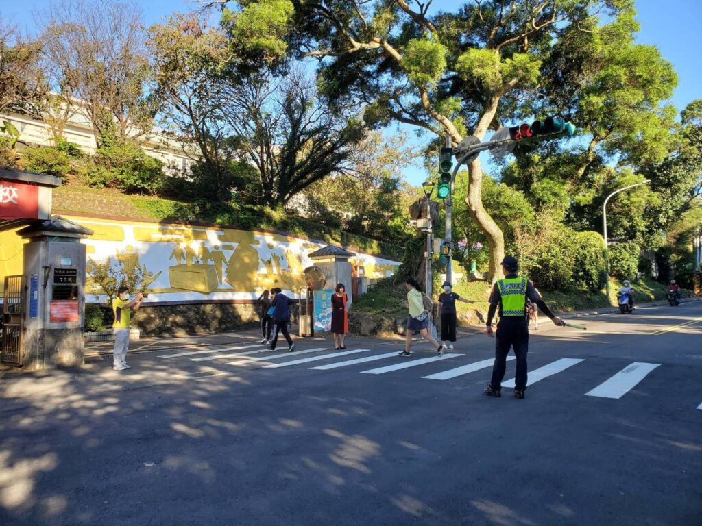 士林分局分局長黃水願重視莘莘學子的交通安全，特別增派警力於開學當日上、下學時段