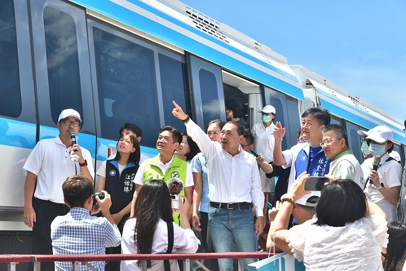 侯市長前往三鶯機廠視察首列車進駐情形。(圖/新北市政府提供)