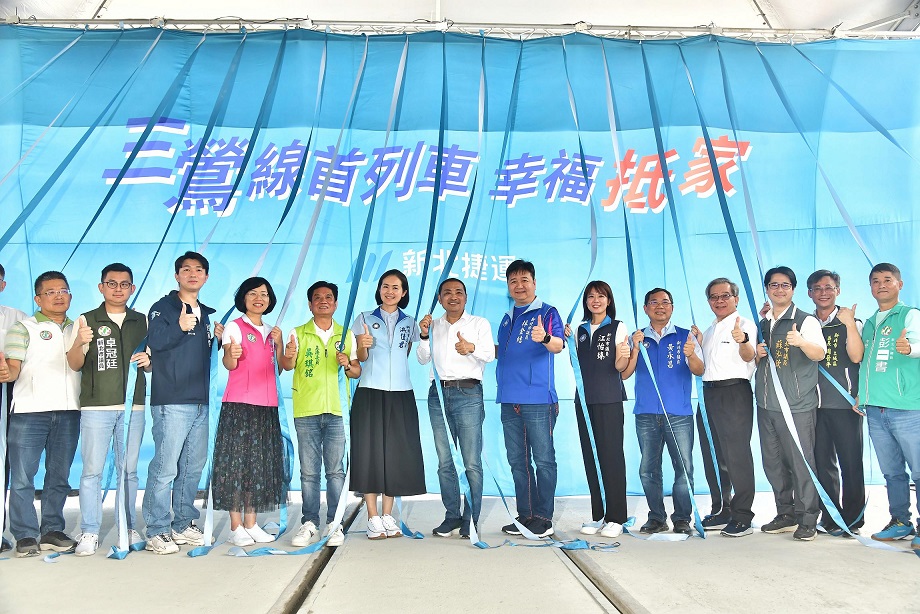 侯友宜市長今日為捷運三鶯線首列車揭幕,宣告力拼114年完工。(圖/新北市政府提供)