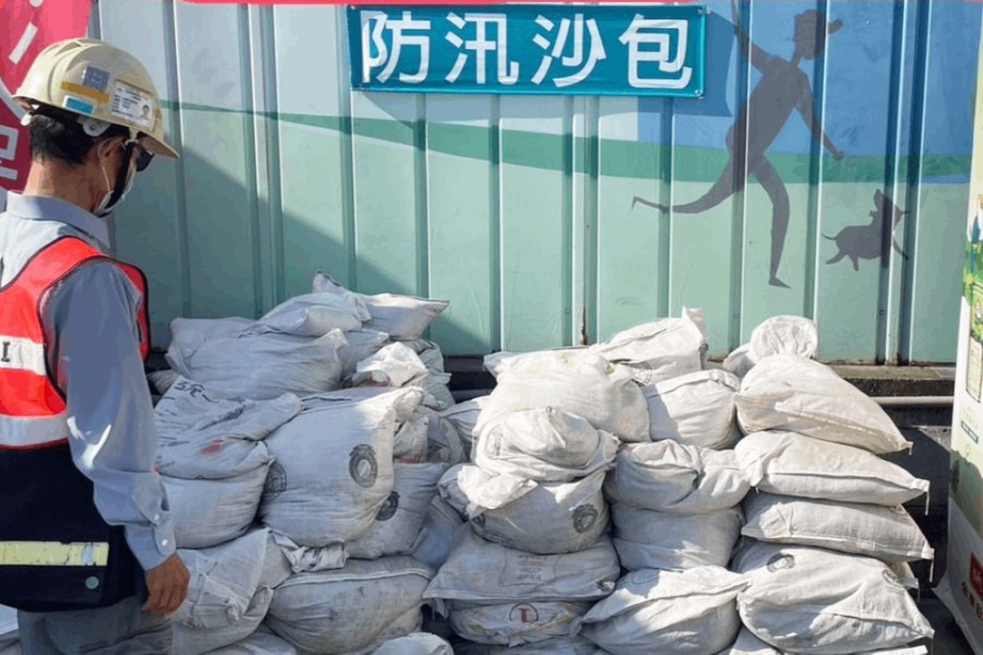 颱風蘇拉變胖暴雨恐釀水災 台鐵局沙包、閘門加強防颱防汛 280 颱風蘇拉變胖暴雨恐釀水災 台鐵局沙包、閘門加強防颱防汛 279