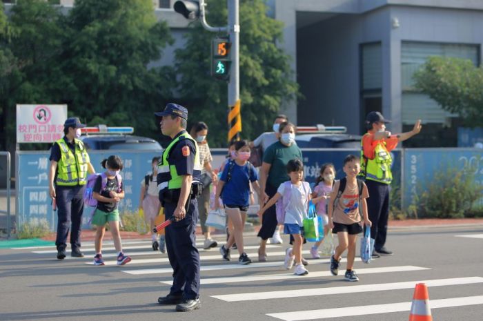 迎接開學日 苗警守護學童上學安全