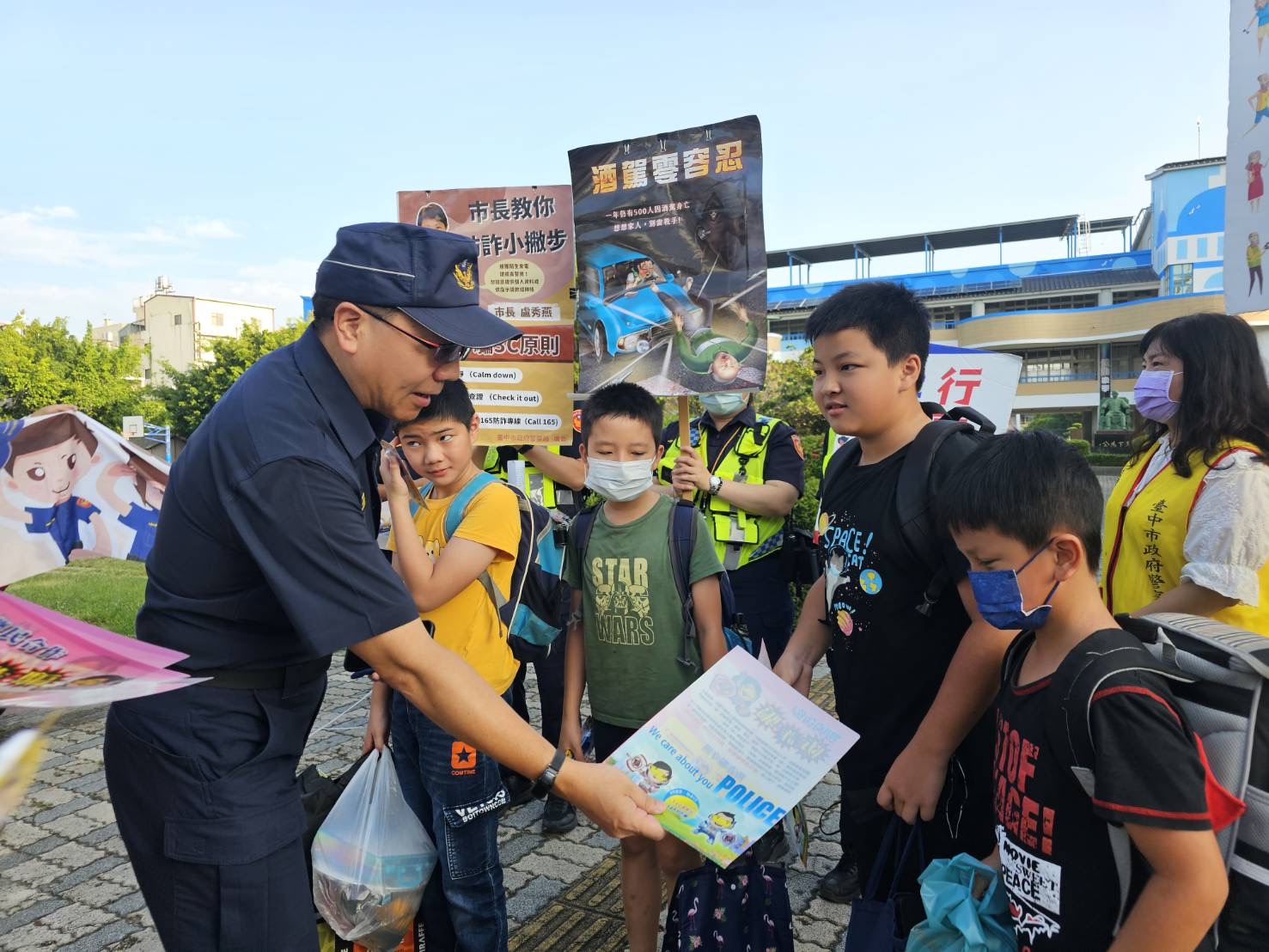 非常重視校園安全的尤啓南分局長一早親自到烏日國小參與護童勤務，並率同宣導團利用機會向家長、學童進行婦幼、交通安全及反詐騙宣導。（圖/記者江雁武翻攝）