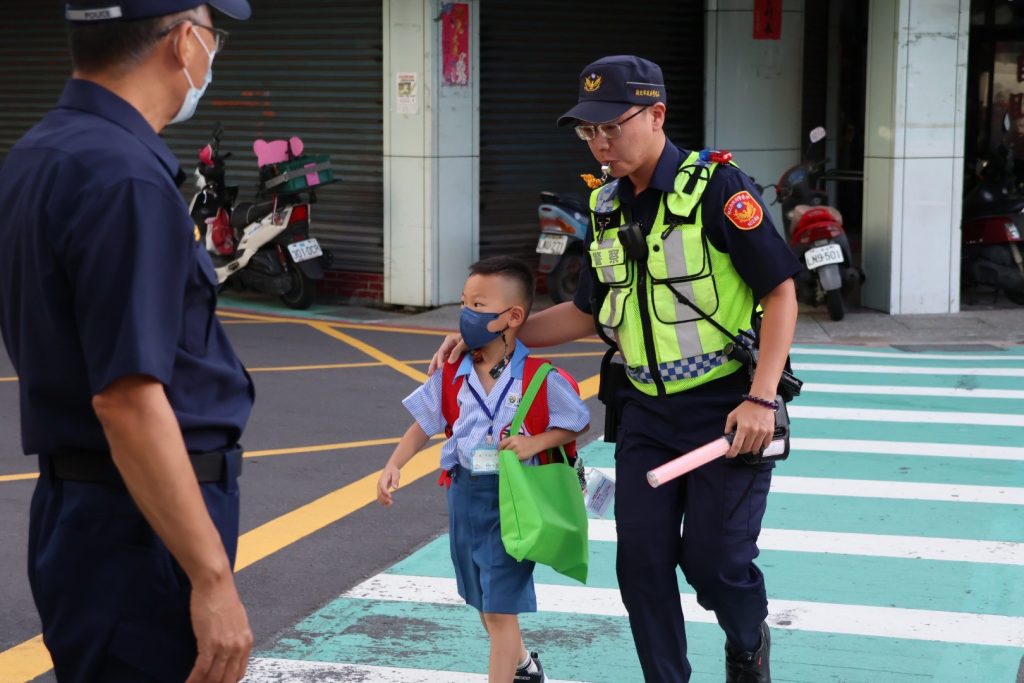 警方守護學童交通安全。(記者宋紹誠翻攝)