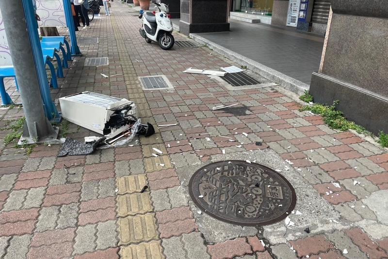 冷氣工人疏失,導致整台冷氣滑落,砸死正在等公車的女大生。(記者張欽翻攝)