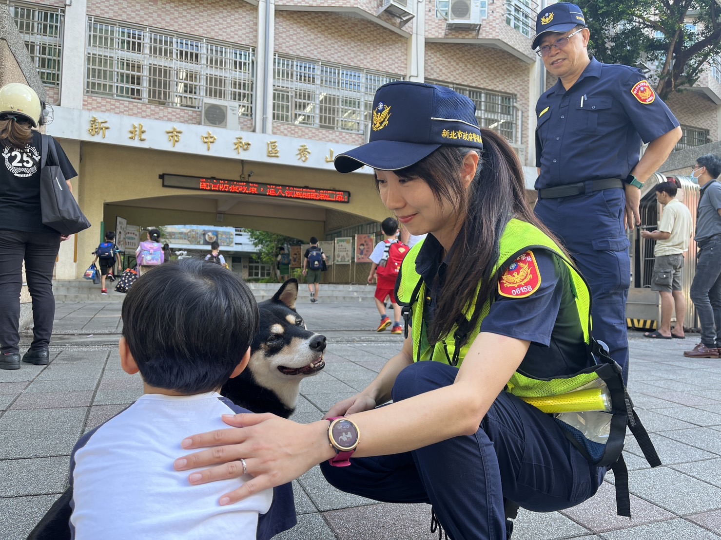 開學日遇上颱風威脅，警中和分局一大早特別「動員」在轄區內的9間小學，編排警力執行護童勤務。(圖／警中和分局提供)
