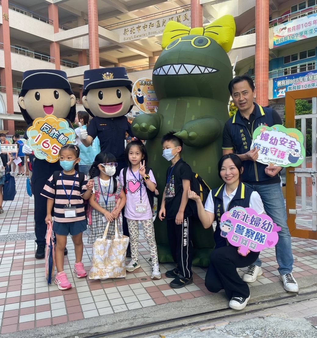 新北婦幼隊隊長劉家次率隊員守護開學首日兒童安全。（記者徐煜勝翻攝）
