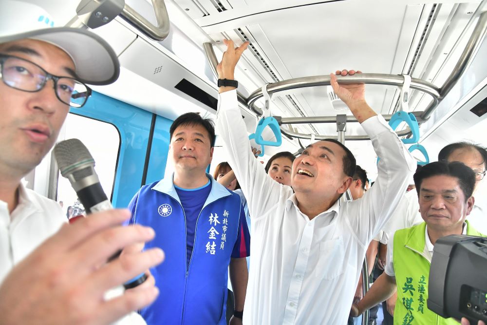《圖說》侯友宜為列車揭幕後進入車廂了解內部裝設。〈捷運局提供〉