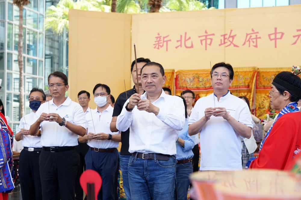 《圖說》新北市長侯友宜於今日農曆7月15日下午1點率新北市府各機關首長及員工,在市民廣場舉行112年度中元普渡祭典。〈秘書處提供〉