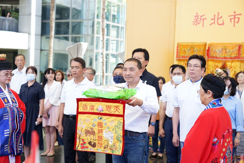 《圖說》侯友宜率市府各機關首長及員工舉行中元普渡祭典。〈秘書處提供〉