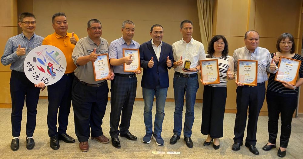 《圖說》新北五個漁港獲金鑑漁港6獎項,侯友宜市長、農業局長李玟〈左一〉五區漁會三首長於市政會議獻獎合影。〈漁管處提供〉