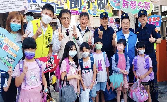 黃偉哲開學日護童返校 視察校園宣導登革熱