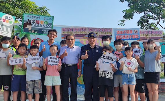 朴警開學日啟動護童　溫馨守護學童安全
