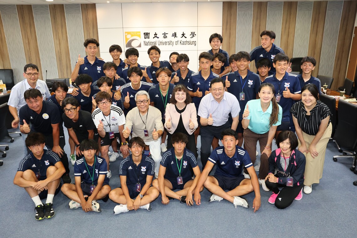 漾新聞|場上比腳下功夫 場外考驗指尖功夫 日本足球隊師生參訪高雄大學 體驗華人文化DIY香包