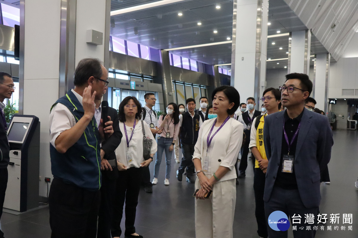 立委江啟臣(右)爭取航空公司投入B738、A321客機，擴大台中往訪金門航班運量。