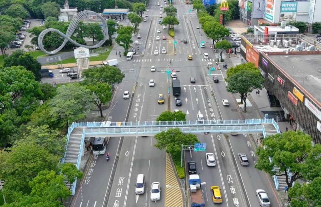 ▲圖說:無人機空中俯拍視角及即時影像回傳功能, 即時掌握路況 (圖/台中市政府提供)