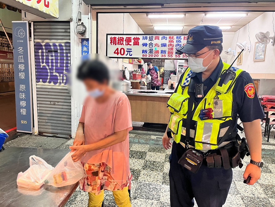 ▲圖說:婦人從開店坐到打烊,苦等不知如何聯絡的「友人 」 (圖/台中市政府提供)