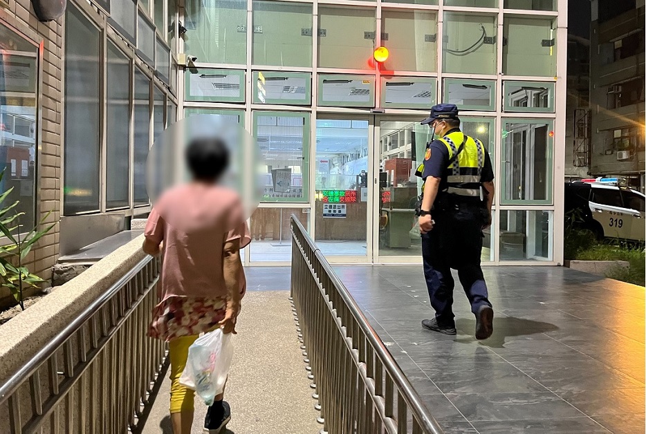 ▲圖說:員警從通話紀錄回撥找到婦人兒子,連夜從高雄北上接回母親 (圖/台中市政府提供)