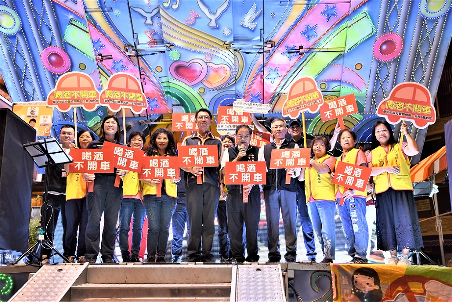 ▲圖說:中警一分局宣導團於媽祖萬春宮暨全省50間宮廟祈福宴進行反酒駕宣導 (圖/台中市政府提供)