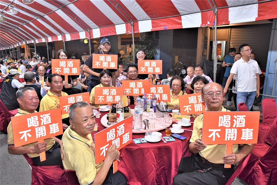 ▲圖說:來自全省50間宮廟都很開心參與有趣且活潑反酒駕宣導 (圖/台中市政府提供)
