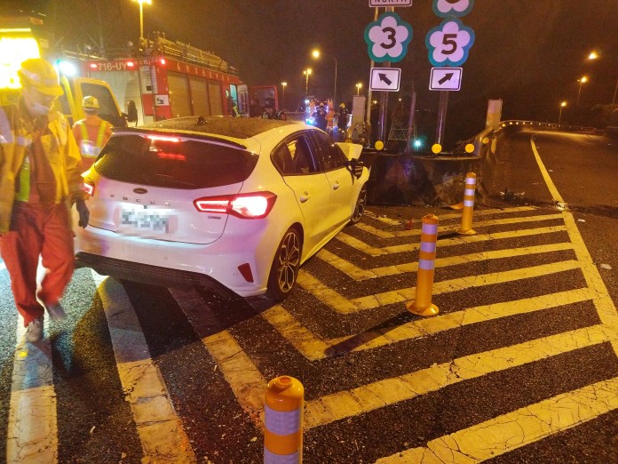 (國道自撞片)國道爆胎自撞分隔島 駕駛全身多處擦挫傷送醫 76 | 社會 社會 記者爆料網
