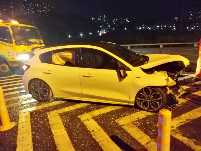 (國道自撞片)國道爆胎自撞分隔島 駕駛全身多處擦挫傷送醫 77 | 社會 社會 記者爆料網