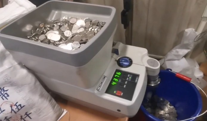 (簽賭站清點現金片)掃蕩全台簽賭平台金門查獲賭資500餘萬 硬幣竟有20餘萬警方傻眼 75 20餘萬,員警當場傻眼,利用點幣機清點。民眾提供 | 社會 社會 記者爆料網