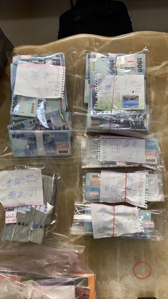 (簽賭站清點現金片)掃蕩全台簽賭平台金門查獲賭資500餘萬 硬幣竟有20餘萬警方傻眼 71 1000餘萬。民眾提供 1 | 社會 社會 記者爆料網