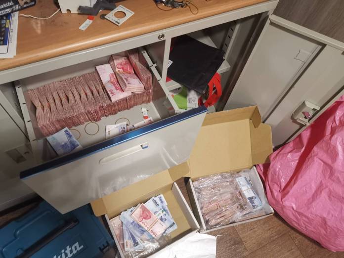 (簽賭站清點現金片)掃蕩全台簽賭平台金門查獲賭資500餘萬 硬幣竟有20餘萬警方傻眼 73 | 社會 社會 記者爆料網