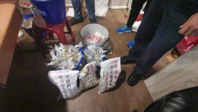 (簽賭站清點現金片)掃蕩全台簽賭平台金門查獲賭資500餘萬 硬幣竟有20餘萬警方傻眼 74 | 社會 社會 記者爆料網