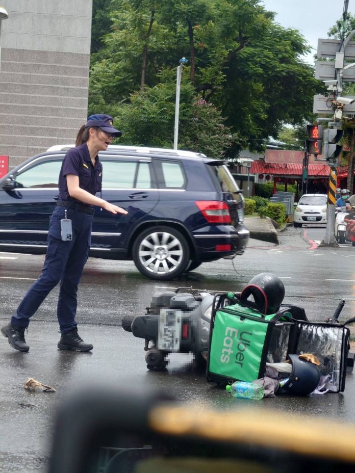 誤會大了!鳳山捷運站附近交通事故 民眾一度以為警車肇事 75 1 | 社會 社會 記者爆料網