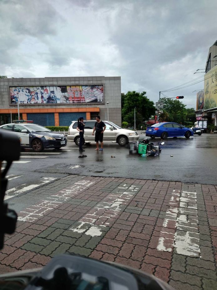 誤會大了!鳳山捷運站附近交通事故 民眾一度以為警車肇事 74 | 社會 社會 記者爆料網