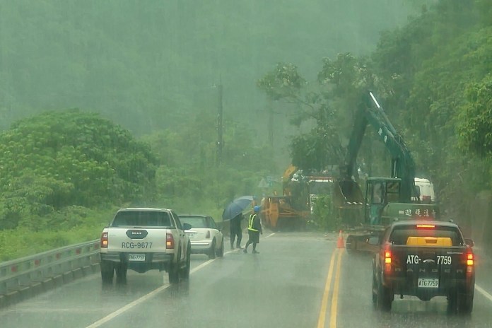蘇拉颱風外圍環流發威 台東大豪雨警戒"東河驚見土石流" 57 蘇拉颱風 東河