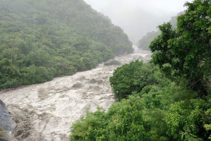 蘇拉颱風外圍環流發威 台東大豪雨警戒"東河驚見土石流" 59 S 20815893 0 | 生活 生活 記者爆料網