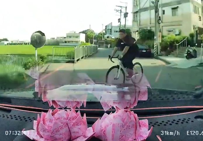 (車內紙摺蓮花片)自小客車撞倒腳踏車車內兩朵紙摺蓮花 網友:「車主真的用心」 75 WoWtchout 地圖型行車紀錄器分享平台 | 社會 社會 記者爆料網