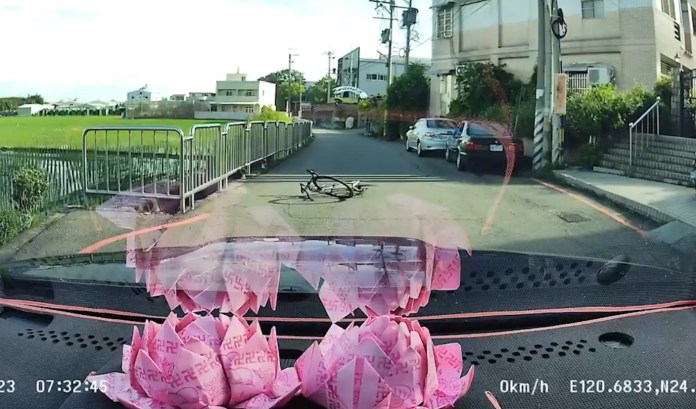 (車內紙摺蓮花片)自小客車撞倒腳踏車車內兩朵紙摺蓮花 網友:「車主真的用心」 73 | 社會 社會 記者爆料網