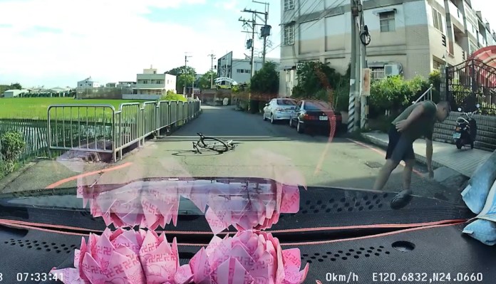 (車內紙摺蓮花片)自小客車撞倒腳踏車車內兩朵紙摺蓮花 網友:「車主真的用心」 74 | 社會 社會 記者爆料網