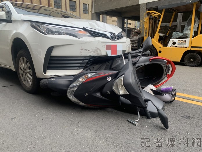高雄無號誌路口驚險車禍! 騎士慘遭計程車撞飛"空翻360度" 74 鼓山 車禍