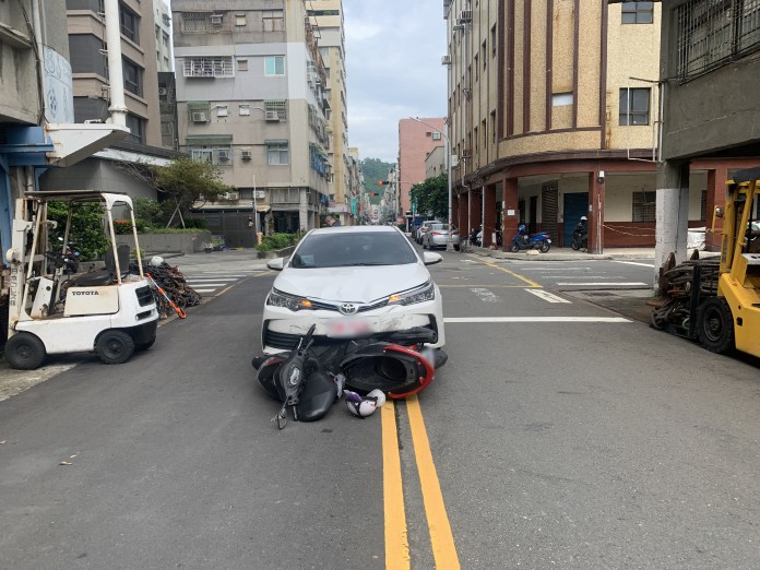 高雄無號誌路口驚險車禍! 騎士慘遭計程車撞飛"空翻360度" 72 C077031 11208301042419569 0 | 社會 社會 記者爆料網
