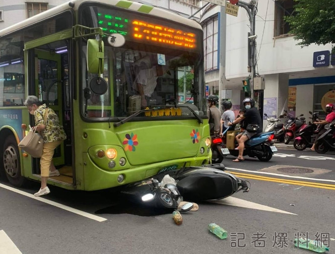 扯!新北永和騎士"闖紅燈左轉" 直行公車閃避不及撞上4人送醫 74 永和 公車 車禍