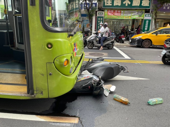 扯!新北永和騎士"闖紅燈左轉" 直行公車閃避不及撞上4人送醫 73 S 665255947 0 | 社會 社會 記者爆料網