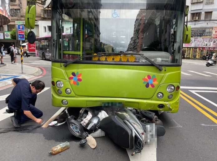 扯!新北永和騎士"闖紅燈左轉" 直行公車閃避不及撞上4人送醫 72 S 665255943 0 1 | 社會 社會 記者爆料網