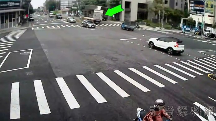 (胡塗駕駛片)未關貨車廂門 號誌桿及路燈遭撞波及1車 75 maxresdefault 2 | 社會 社會 記者爆料網